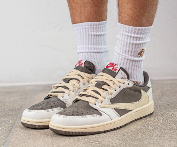 Đôi giày sneaker Replica chất lượng cao